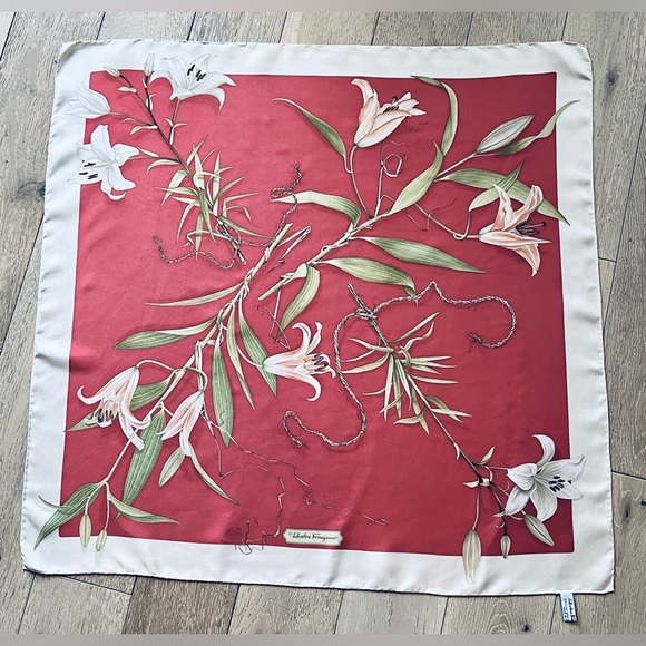 SALVATORE FERRAGAMO “Charming Lillies” 100% Silk Scarf Rose/Ivory, 33x34 Italian - Picture 3 of 13
